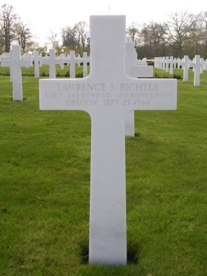 Grave of Staff Sergeant Lawrence I. Richter at Cambridge American Cemetery