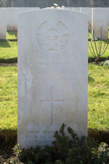 Grave of Sergeant (Pilot Officer) Robert Lloyd Henry, RCAF, at Harrogate (Stonefall) Cemetery, killed aboard Oxford DF471 on Great Coum, Dent