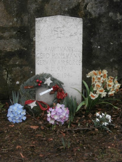 Grave of Hauptmann Gerd Hansmann at Lennoxtown, Dunbartonshire